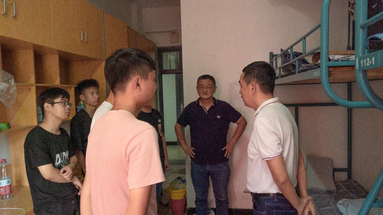 人们站在房间里描述已自动生成