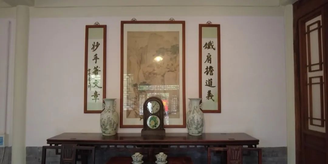 正房墙上挂着李大钊书写的“铁肩担道义，妙手著文章”的对联，这也正是他光辉一生的真实写照