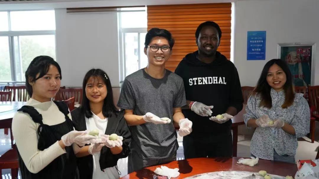 浙江机电职业技术学院组织留学生开展包青团体验活动_fororder_微信图片_20240405132753