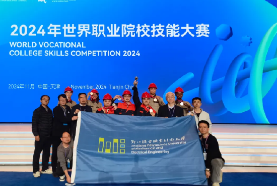 全体获奖选手、指导老师和主管部门、二级学院老师合影