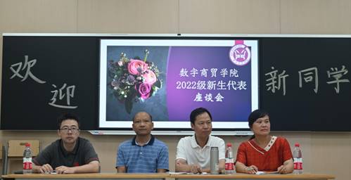 一群人在台上演讲描述已自动生成