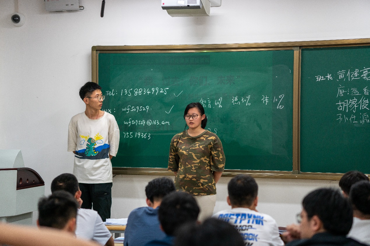 一群人在台上演讲描述已自动生成