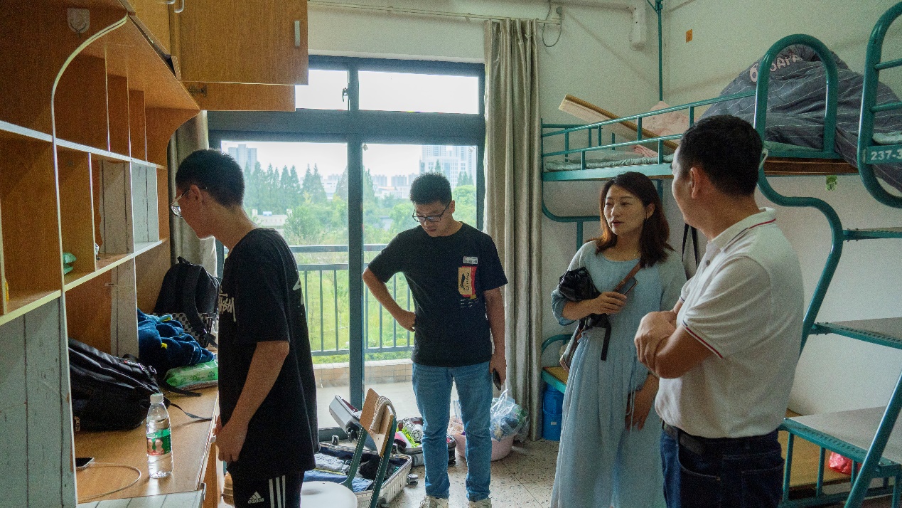 一群人站在门口描述已自动生成