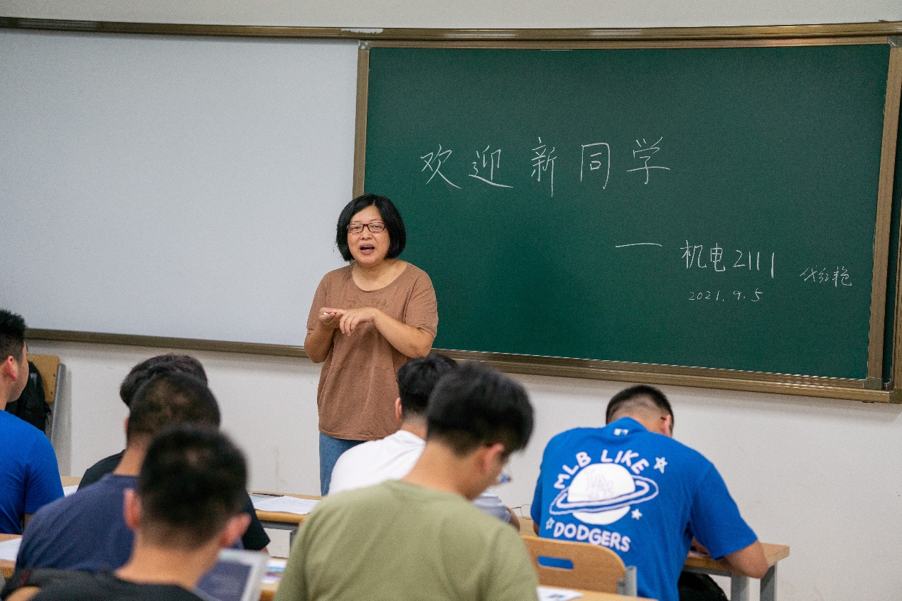 一群人在台上演讲描述已自动生成