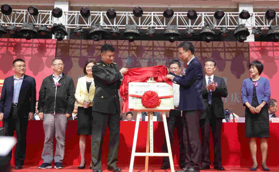 中国人民解放军陆军驻浙江总代表张勇和浙江机电职业技术学院院长丁金昌为学院军民融合研究所揭牌。 校方提供 中国人民解放军陆军驻浙江总代表张勇和浙江机电职业技术学院院长丁金昌为学院军民融合研究所揭牌。 校方提供